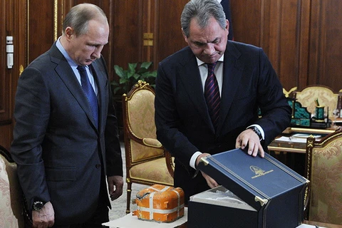 Tổng thống Nga Vladimir Putin và Bộ trưởng Quốc phòng Sergei Shoigu cùng hộp đen Su-24. (Nguồn: RT)