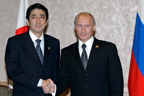 Tổng thống Nga Vladimir Putin và Thủ tướng Nhật Bản Shinzo Abe. (Ảnh: EPA)
