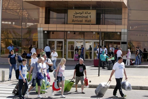 Du khách nước ngoài đi bên ngoài sân bay quốc tế Sharm El-Sheikh của Ai Cập. (Ảnh: EPA)