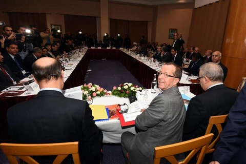 Đặc phái viên Liên hợp quốc tại Libya Martin Kobler (giữa) chủ trì cuộc thảo luận giữa các phe phái tại Libya. (Ảnh: AFP)