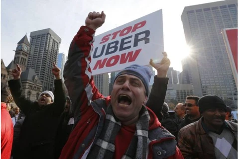Tài xế taxi truyền thống tại Toronto phản đối dịch vụ UberX. (Ảnh: Reuters)
