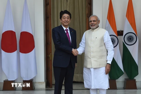 Thủ tướng Nhật Bản và Ấn Độ ký thỏa thuận về tự do hàng hải ở Biển Đông. (Ảnh: AFP/TTXVN)