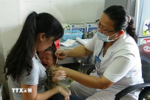 Nhân viên y tế dự phòng tiêm vắcxin dịch vụ cho người dân. (Ảnh minh họa: TTXVN)