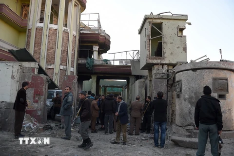 Lực lượng an ninh Afghanistan tại hiện trường vụ tấn công gần Đại sứ quán Tây Ban Nha ở thủ đô Kabul. (ẢNh: AFP/TTXVN)