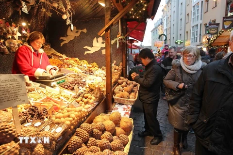 Nhiều món đồ lưu niệm truyền thống và đặc trưng của lễ Giáng sinh được bày bán tại chợ Giáng sinh Dresden có lịch sử lâu đời. (Ảnh: Quang Hải/TTXVN)