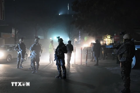 Lực lượng an ninh Afghanistan phong tỏa hiện trường một vụ tấn công ở thủ đo Kabul. (Ảnh: AFP/TTXVN)