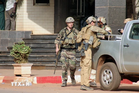 Lực lượng an ninh gác tại khu vực phía trước khách sạn Radisson Blu ở Bamako ngày 20/11. (Ảnh: AFP/TTXVN)