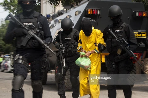 Cảnh sát Indonesia bắt giữ một nghi can khủng bố. (Ảnh: Getty Images)