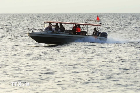 Lực lượng cứu hộ Indonesia tìm kiếm các nạn nhân mất tích của tàu Marina Baru ở ngoài khơi Sulawesi ngày 21/12. (Ảnh: AFP/TTXVN)