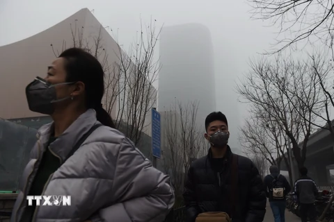 Khói mù bao phủ thủ đô Bắc Kinh ngày 22/12. (Ảnh: AFP/TTXVN)