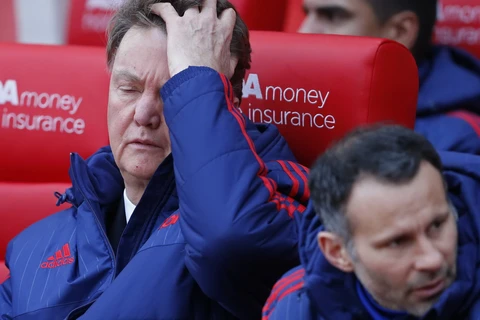 Huấn luyện viên van Gaal bất lực trong trận thua bạc nhược trước Stoke City. (Nguồn: Reuters)