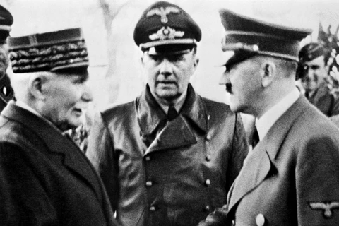 Thống chế Philippe Petain (trái) và trùm phát xít Đức Adolf Hitler. (Nguồn: AFP)