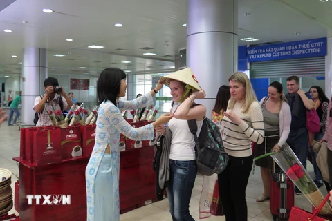 Du khách Nga tại Cảng hàng không quốc tế Cam Ranh, Khánh Hòa. (Ảnh: TTXVN)