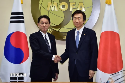 Ngoại trưởng Hàn Quốc Yun Byung-Se (phải) và Ngoại trưởng Nhật Bản Fumio Kishida tại cuộc hội đàm ở thủ đô Seoul. (Ảnh: AFP/TTXVN)