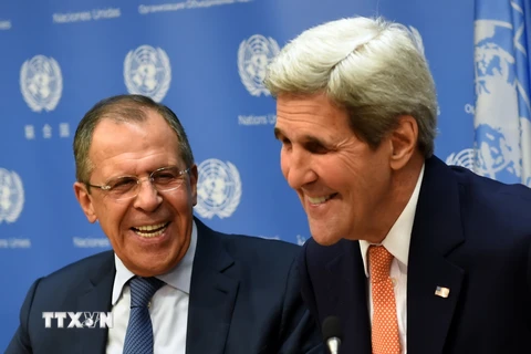 Ngoại trưởng Nga Sergei Lavrov và người đồng cấp Mỹ John Kerry. (Ảnh: AFP/TTXVN)