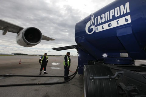 Tiếp nhiên liệu cho máy bay. (Nguồn: gazprom-neft.com)