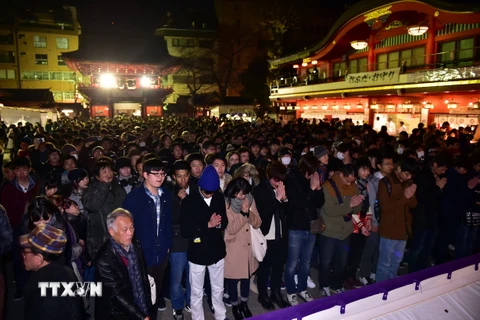 Người dân Nhật Bản cầu chúc năm mới tại một ngôi đền ở Tokyo ngày 1/1. (Ảnh: AFP/TTXVN)