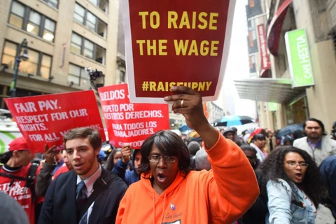 Người lao động Mỹ biểu tình đòi tăng lương tối thiểu. (Ảnh: AFP)