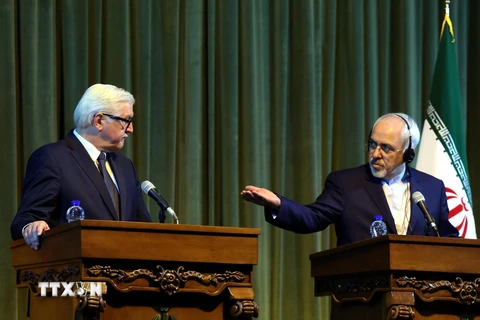Ngoại trưởng Đức Frank-Walter Steinmeier (trái) và người đồng cấp Iran Mohammad Javad Zarif tại cuộc họp báo ở Tehran tháng 10/2015. (Ảnh: AFP/TTXVN)