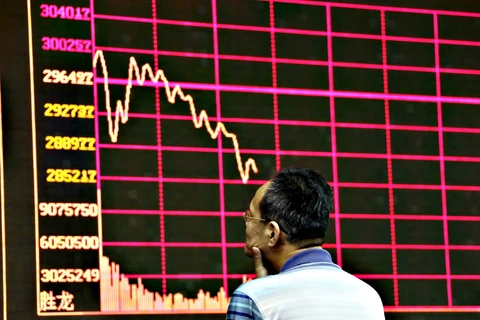 Một nhà đầu tư tại sàn giao dịch chứng khoán Trung Quốc Shanghai Composite. (Ảnh: Reuters)
