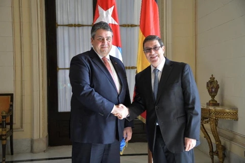 Ngoại trưởng Cuba Bruno Rodriguez (phải) và Phó Thủ tướng kiêm Bộ trưởng Kinh tế và Năng lượng Đức Sigmar Gabriel. (Ảnh: AFP)
