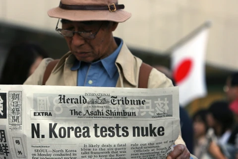 Người dân Nhật Bản theo dõi thông tin về vụ thử hạt nhân của Triều Tiên qua báo chí. (Nguồn: japantimes.co.jp)