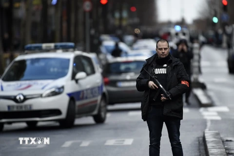 Cảnh sát Pháp tuần tra tại Paris sau vụ nổ súng ngày 7/1. (Ảnh: AFP/TTXVN)