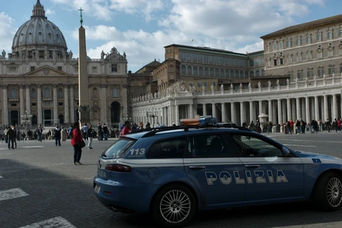 Lực lượng an ninh tuần tra tại quảng trường St. Peter, Vatican. (Ảnh: Getty Images)