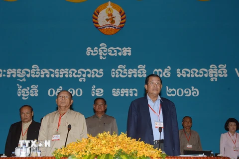 Chủ tịch Đảng CPP, Thủ tướng Campuchia Hun Sen (phải) và Chủ tịch danh dự CPP, Chủ tịch Quốc hội Campuchia Hen Samrin tại hội nghị. (Ảnh: THX/TTXVN)