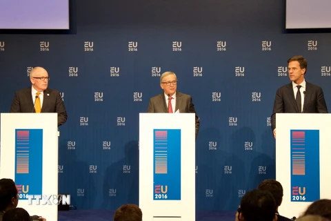 Chủ tịch Uỷ ban châu Âu Jean-Claude Juncker (giữa) tại cuộc họp báo với Thủ tướng Hà Lan Mark Rutte (phải) ở Amsterdam, Hà Lan ngày 7/1. (Ảnh: THX/TTXVN)