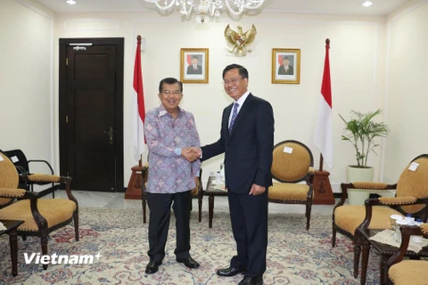 Đại sứ Hoàng Anh Tuấn và Phó Tổng thống Indonesia Jusuff Kalla. (Ảnh: Đỗ Quyên/Vietnam+)
