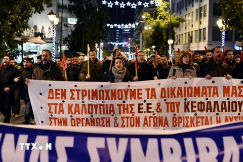 Hàng nghìn người dân Hy Lạp biểu tình phản đối chính sách khắc khổ của chính phủ hôm 15/12. (Ảnh: AFP/TTXVN)