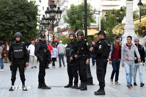 Lực lượng an ninh Tunisia gác tại thủ đô Tunis ngày 18/11. (Ảnh: AFP/TTXVN)