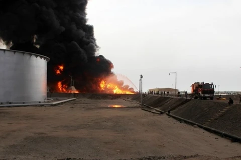 Cháy đường ống dẫn dầu ở thủ đô Aden của Yemen. (Ảnh: AFP)