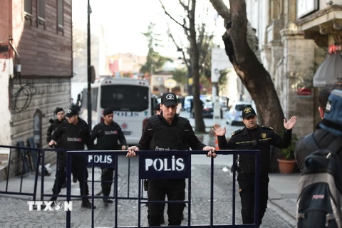 Cảnh sát Thổ Nhĩ Kỳ phong tỏa khu vực Sultanahmet ở Istanbul ngày 12/1. (Ảnh: AFP/TTXVN)