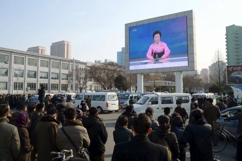 Người dân theo dõi tuyên bố thử hạt nhân trên màn hình lớn tại Bình Nhưỡng, Triều Tiên. (Nguồn: Reuters/Kyodo)