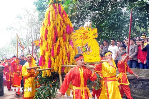 Nghi lễ rước hoa tre trong Lễ hội Gióng. (Ảnh: Quang Quyết/TTXVN)