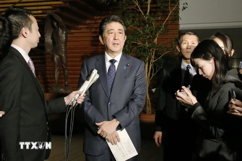 Thủ tướng Nhật Bản Shinzo Abe trả lời báo giới tại thủ đô Tokyo ngày 28/12 về vấn đề phụ nữ mua vui. (Ảnh: AFP/TTXVN)