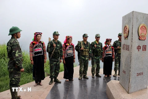 Tuần tra đường biên giới Việt Nam-Trung Quốc. (Ảnh: TTXVN)