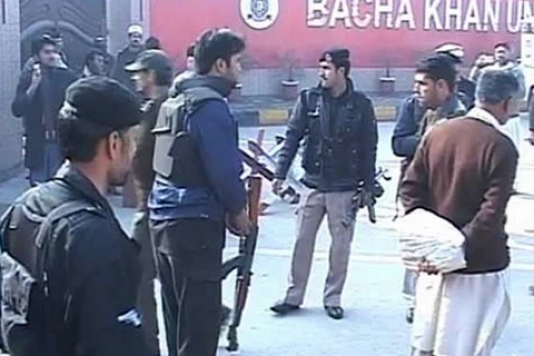 Lực lượng an ninh Pakistan đứng bên ngoài Đại học Bacha Khan. (Nguồn: smh.com.au)