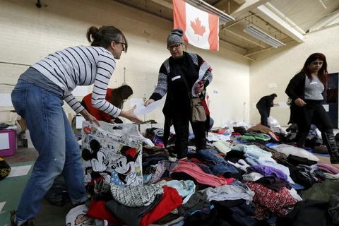 Người dân Canada ủng hộ quần áo cho người tị nạn nhập cư. (Nguồn: oann.com)