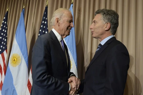 Tổng thống Argentina Mauricio Macri (phải) và Phó Tổng thống Mỹ Joe Biden. (Ảnh: AP)