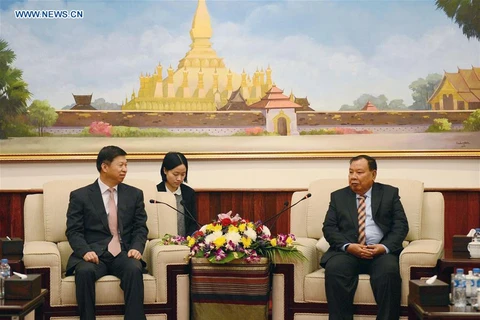Tổng Bí thư Đảng Nhân dân Cách mạng Lào Bounnhang Vorachith (phải) tiếp Đặc phái viên của Tổng Bí thư Trung Quốc. (Ảnh: THX)