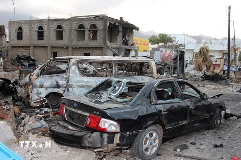 Hiện trường vụ đánh bom xe gần Phủ Tổng thống Yemen. (Ảnh: AFP/TTXVN)