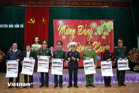 Bộ Tư lệnh Vùng 3 hải quân tặng quà Tết cho quân dân huyện đảo Cồn Cỏ (Quảng Trị). (Ảnh: Trần Lê/Vietnam+)