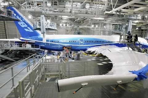 Một chiếc máy bay Boeing 787 Dreamliner đang được lắp ráp tại nhà máy của Boeing. (Ảnh: AP)