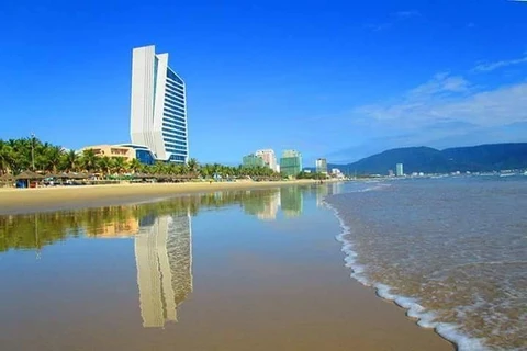 Khách sạn Grand Tourane nằm tại vị trí đắc địa bên bãi biển Mỹ Khê. (Ảnh: Trần Lê/Vietnam+) 