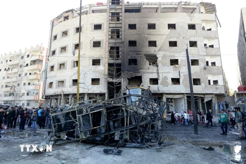 Hiện trường vụ đánh bom kép tại thủ đô Damascus của Syria. (Ảnh: AFP/TTXVN)