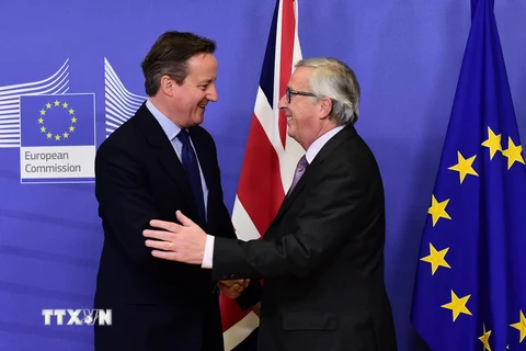 Thủ tướng Anh David Cameron (trái) và Chủ tịch Ủy ban châu Âu (EC) Jean-Claude Juncker. (Ảnh: AFP/TTXVN)