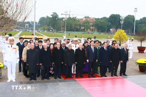 Các đồng chí lãnh đạo, nguyên lãnh đạo Đảng, Nhà nước đến đặt vòng hoa và vào Lăng viếng Chủ tịch Hồ Chí Minh. (Ảnh: Doãn Tấn/TTXVN)